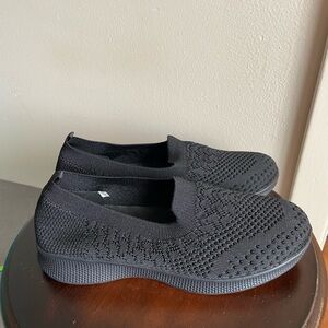 Woman’s Slip On Tennis Shoes 👟